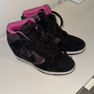 Nike Women's Black and Pink Sneakers